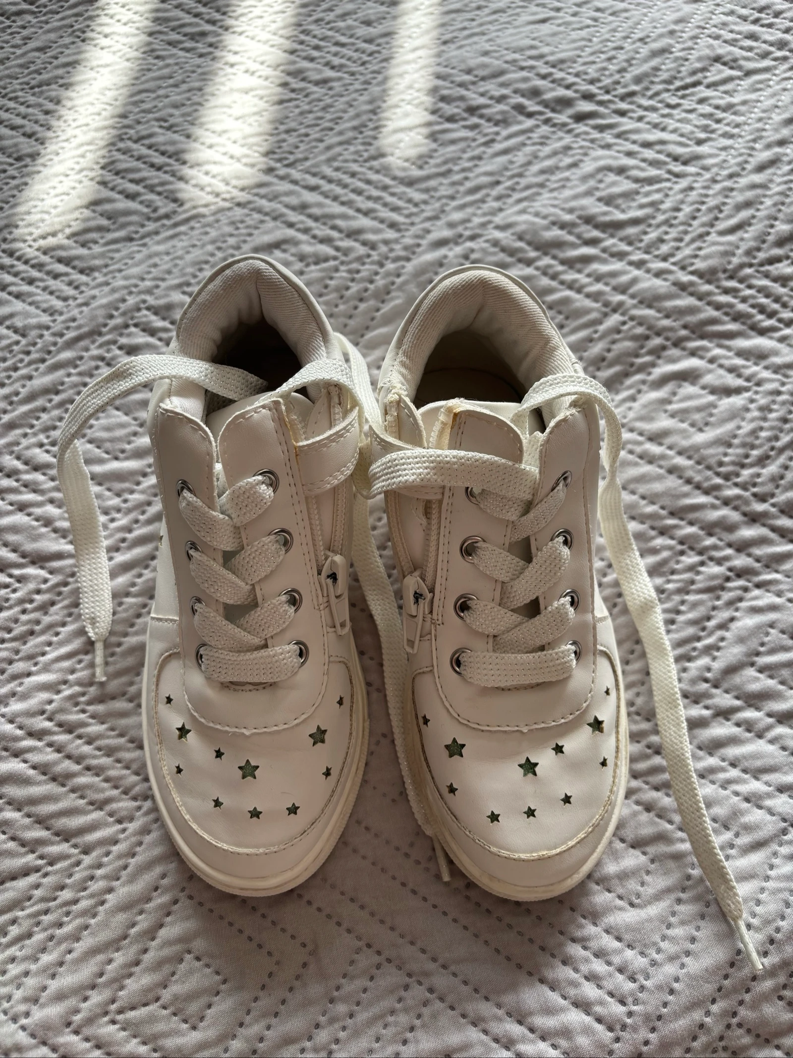 🌸 Baskets blanches à étoiles - Pointure 28
